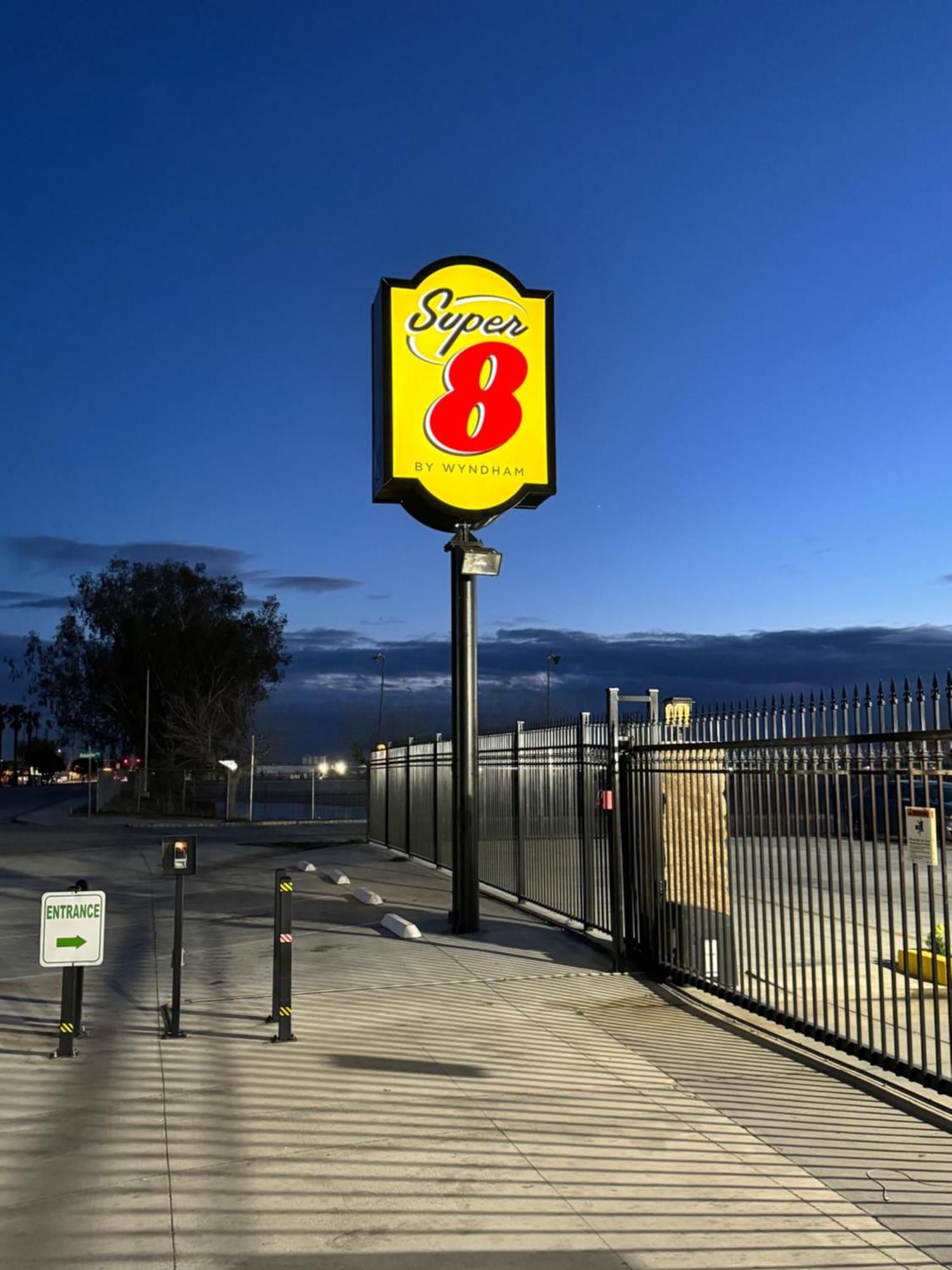 Super 8 By Wyndham Bakersfield Ca Vila Exterior foto